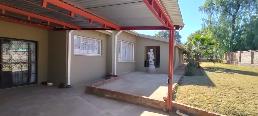 5 Bedroom Property for Sale in Jan Kempdorp Northern Cape